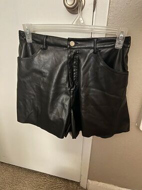 Forever 21 Black Faux Leather Women's Shorts Size Large